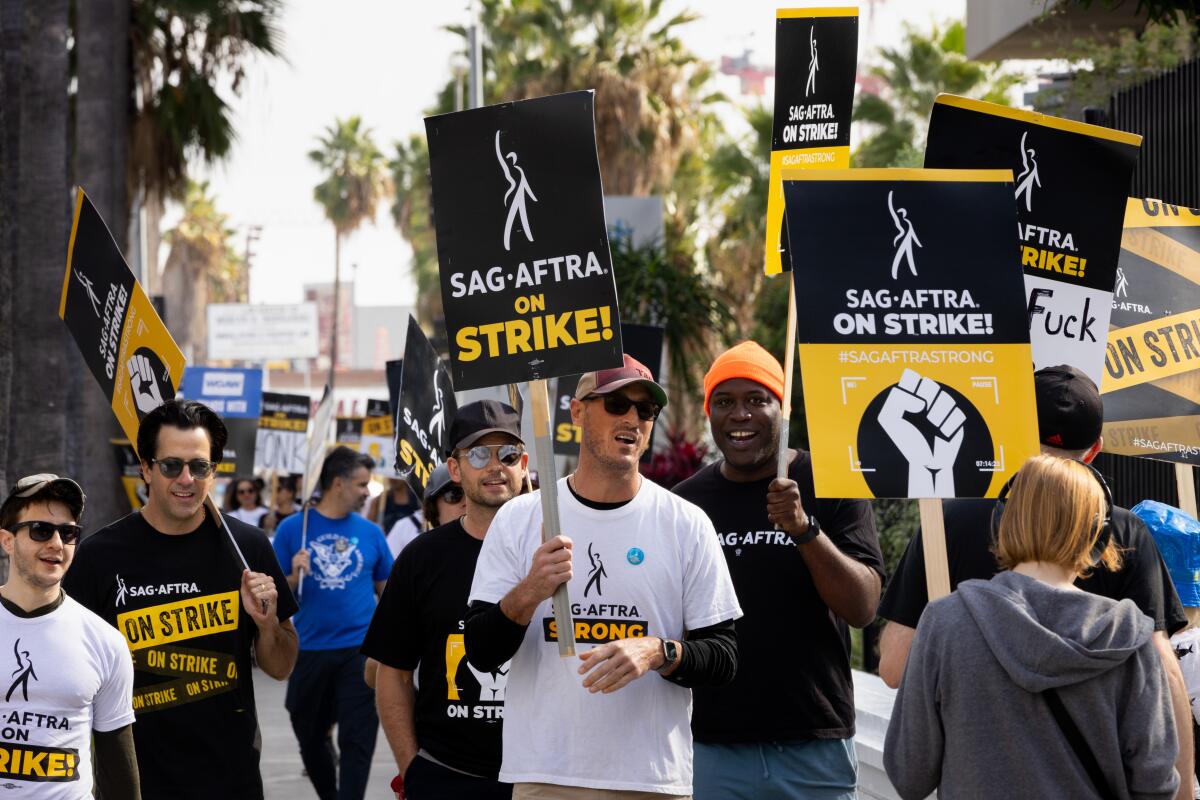 SAG-AFTRA объявляет забастовку в индустрии видеоигр из-за использования ИИ Члены SAG-AFTRA, работающие в сфере видеоигр, проголосовали за забастовку из-за опасений по поводу ИИ после более полутора лет безрезультатных переговоров по Соглашению об интерактивных медиа — контракту, которого должны придерживаться многие крупные игровые компании при создании игр с большим бюджетом. Забастовка начнется в 00:01 по Тихоокеанскому времени 26 июля.