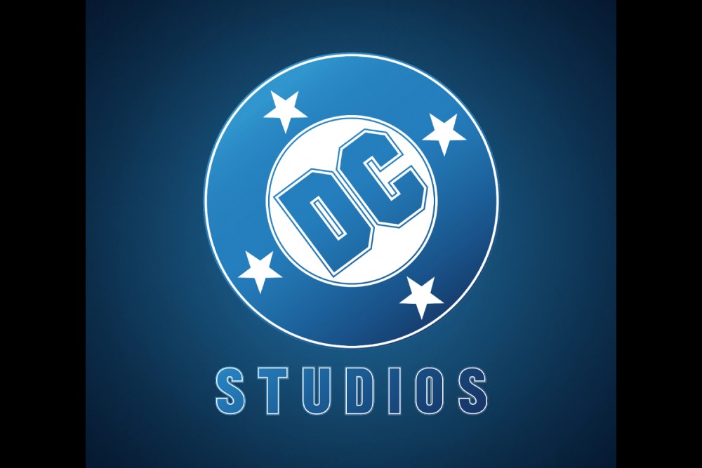 Олдскульный новый логотипа DC Studios В пятницу на San Diego Comic-Con глава DC Comics Джим Ли представил новый логотип DC Studios, который возвращается к дизайну, использовавшемуся компанией с 1976 по 2005 год, и заменяет логотип, впервые принятый в 2016 году.