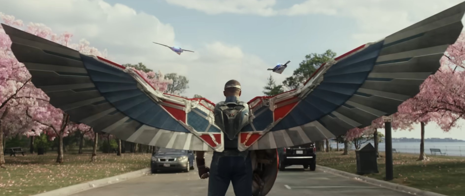 Marvel выпустила новый трейлер и постер фильма «Капитан Америка: Дивный новый мир» Marvel Studios представила новый трейлер фильма «Капитан Америка: Дивный новый мир», а также постер, подогревая интерес зрителей перед премьерой, которая состоится 14 февраля. Сюжет фильма продолжит историю Сэма Уилсона, взявшего на себя роль Капитана Америки после событий сериала «Сокол и Зимний солдат». Теперь зрители смогут увидеть, как он справляется с новыми вызовами в изменившемся мире.