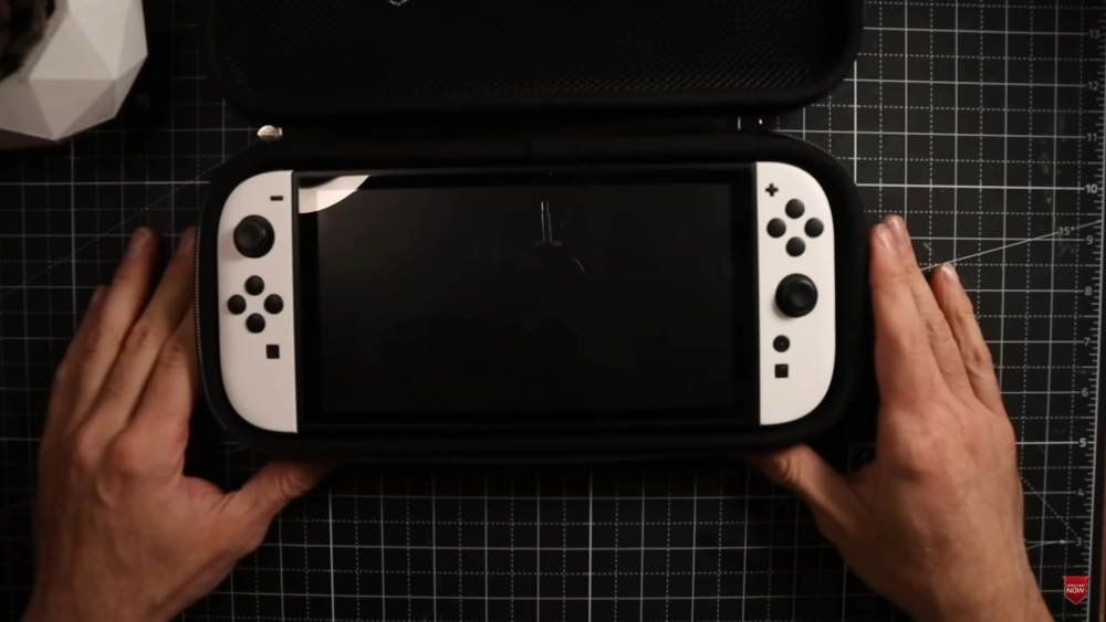 Новые подробности о Nintendo Switch 2: утечки, макеты и возможности консоли Недавно команда SwitchUp получила необычную посылку — «3D-напечатанное нефункциональное устройство, присланное производителем чехлов для Switch 2 из Китая». Это пластиковый макет, созданный для проверки того, поместится ли будущая консоль Nintendo в защитный чехол. Хотя устройство нерабочее, оно позволяет получить представление о внешнем виде новой консоли.